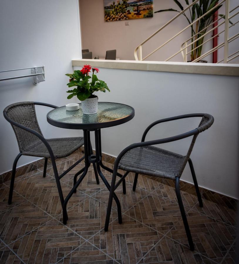 Bed and Breakfast Le Colonne Racale Exterior foto